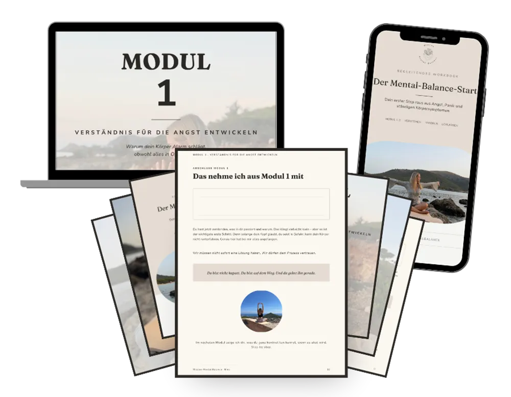 Modul 1 auf dem Laptop, das begleitende Workbook auf dem Handy und die Arbeitsblätter zum Ausfüllen