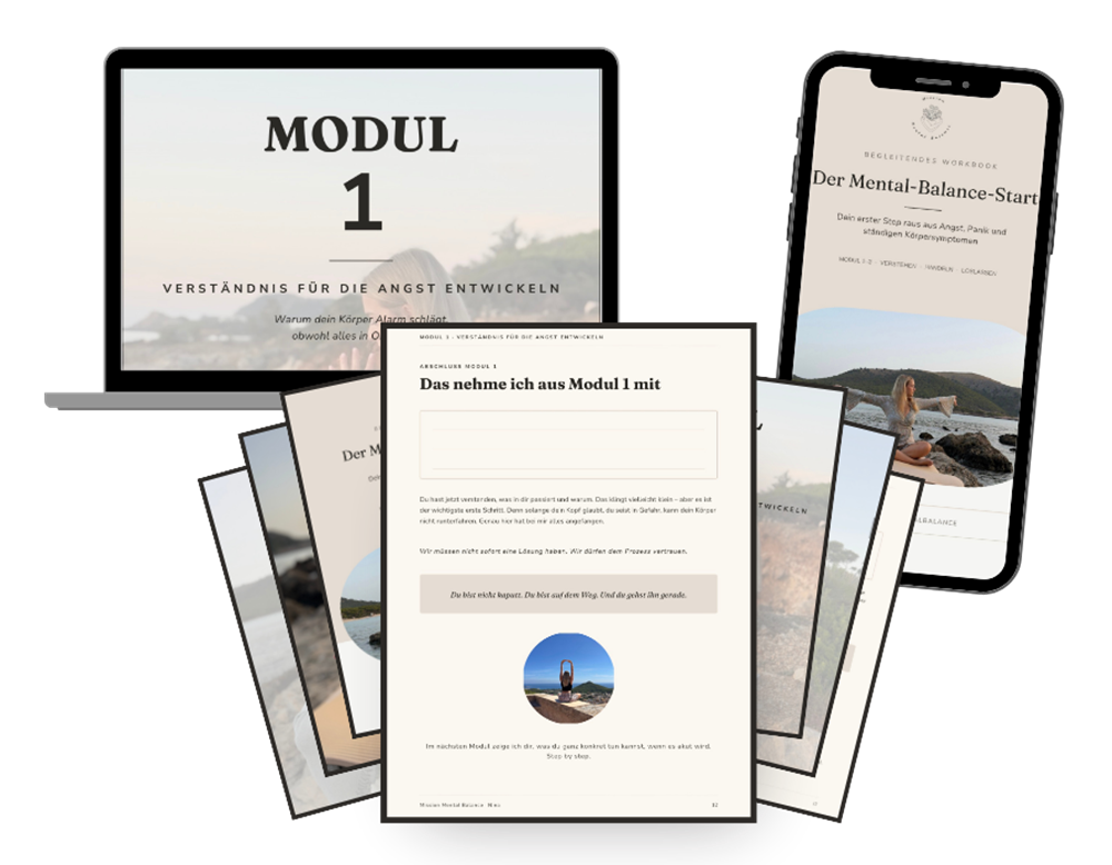 Modul 1 auf dem Laptop, das begleitende Workbook auf dem Handy und die Arbeitsblätter zum Ausfüllen