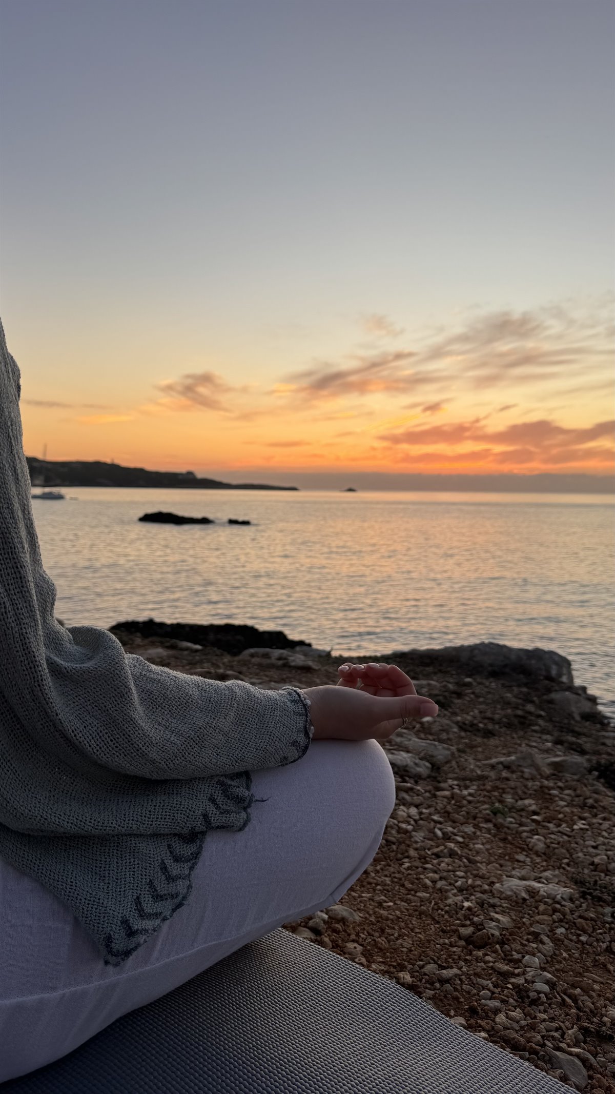 Blick aufs Meer bei Sonnenuntergang, Nina sitzt still am Ufer